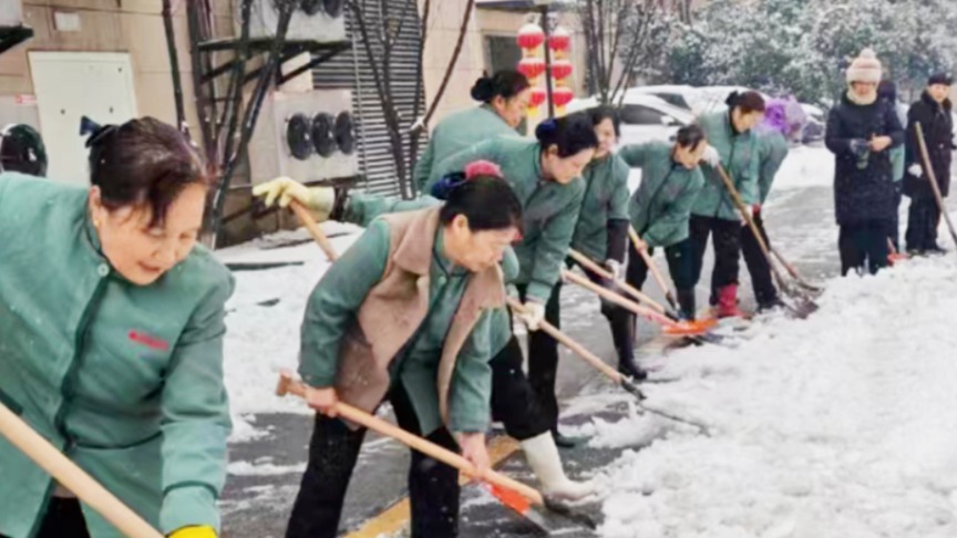向雪而行 迎寒而战｜鑫连鑫物业吹响铲雪除冰集结号