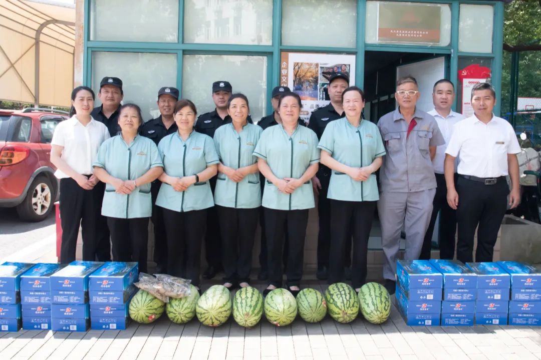 武汉鑫连鑫物业管理有限公司开展高温慰问活动