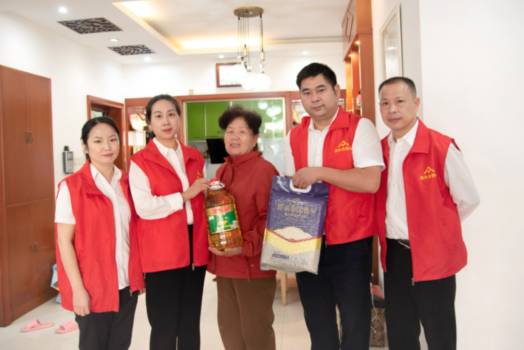 心系桑榆 情暖重阳丨鑫连鑫物业重阳节走访慰问活动