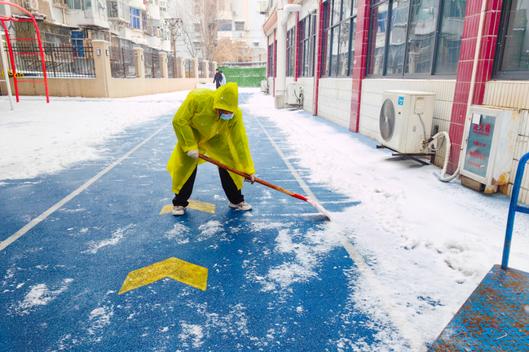 雪映初心，守护同行｜鑫连鑫物业全力清雪保畅通